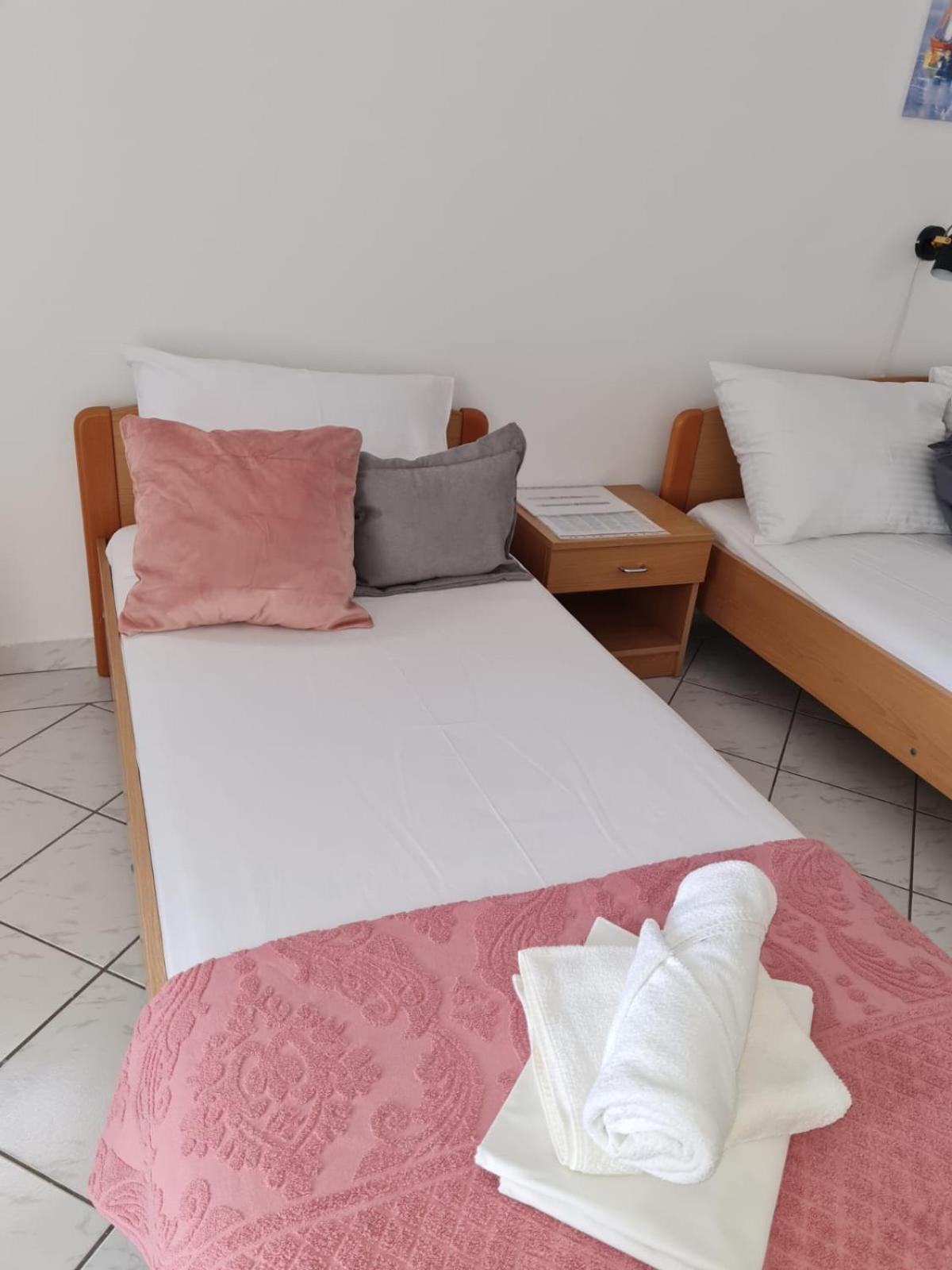 Iva Apartments Podaca Esterno foto